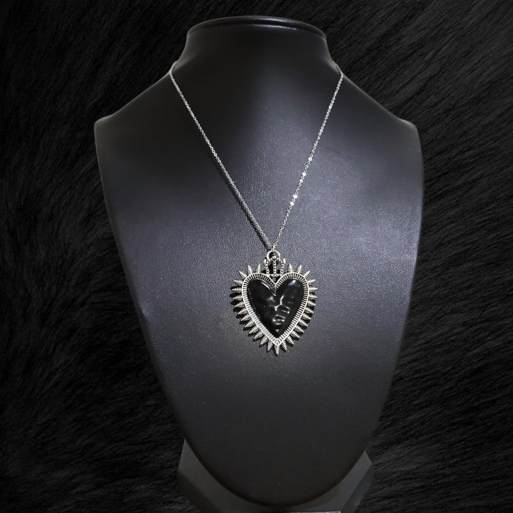 16" Ornate Black Heart Necklace 002